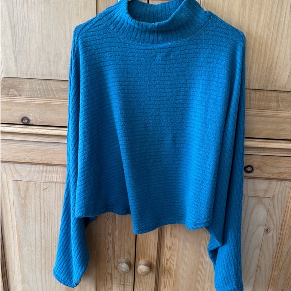 Anthropologie Pilcro Sweater - worn once ! Slouchy cropped and cozy. Size M - Picture 7 of 7